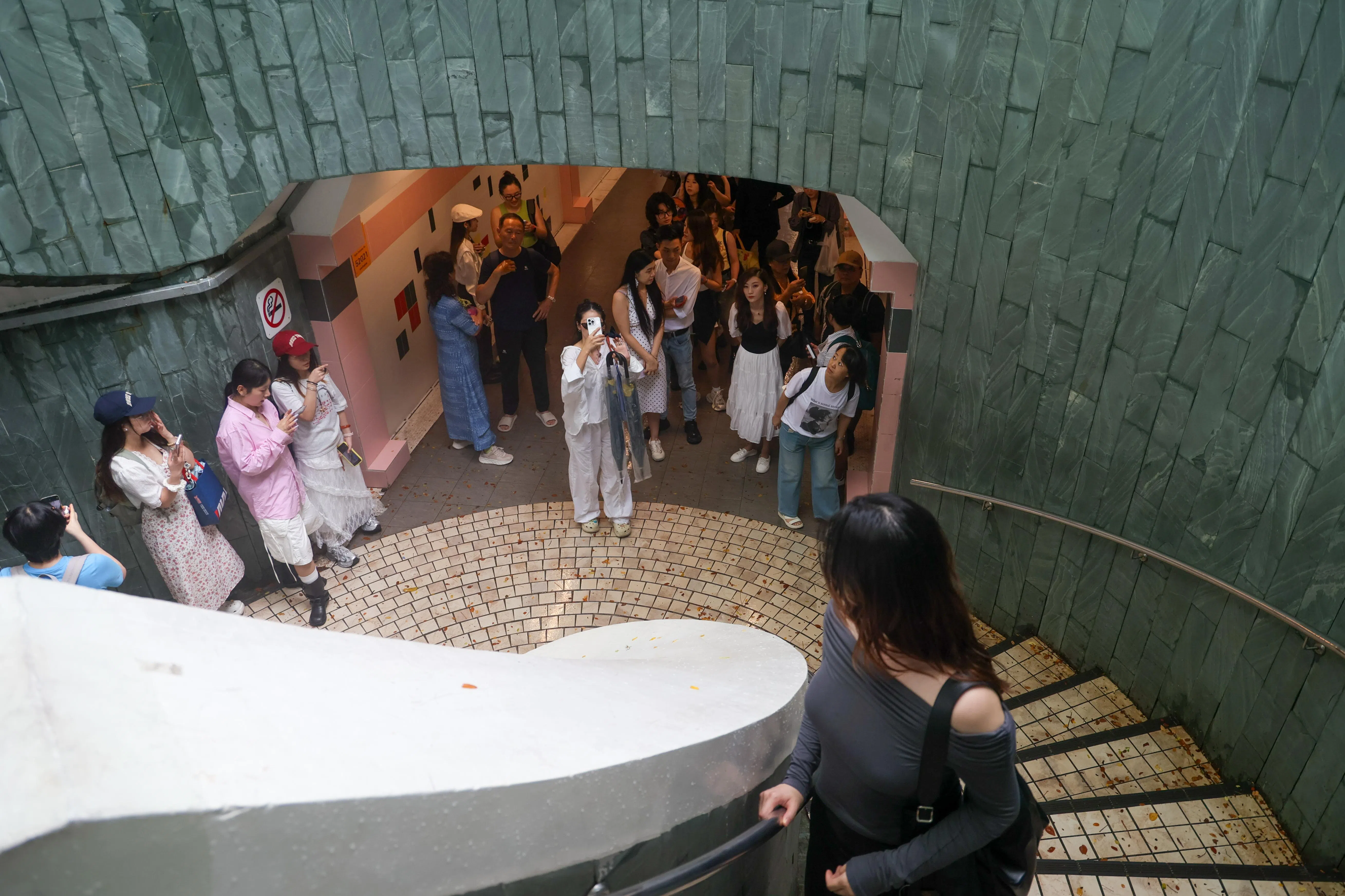 今年9月刚下完雨的一个午后，福康宁公园的地下通道已经排了几十号人，等着在树洞拍照。（张俊杰摄）