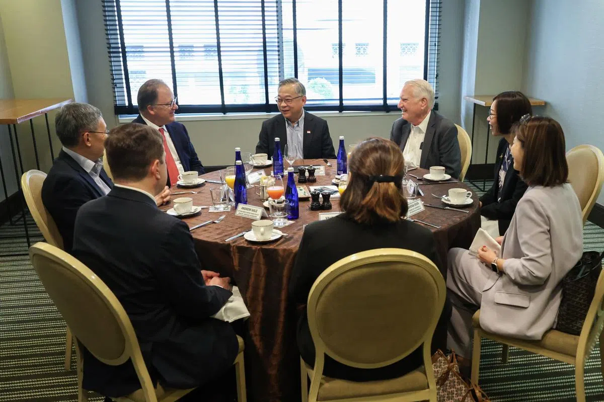 副总理兼贸工部长颜金勇（中）在华盛顿与多位战略专家交流。（数码发展及新闻部 提供）