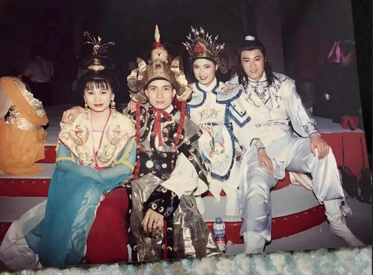 为剧集《奇缘之怨偶天成》穿上古装戏服的陈汉玮（左二）与陈慧慧（左一）、洪慧芳（右二）及郑各评（右）。