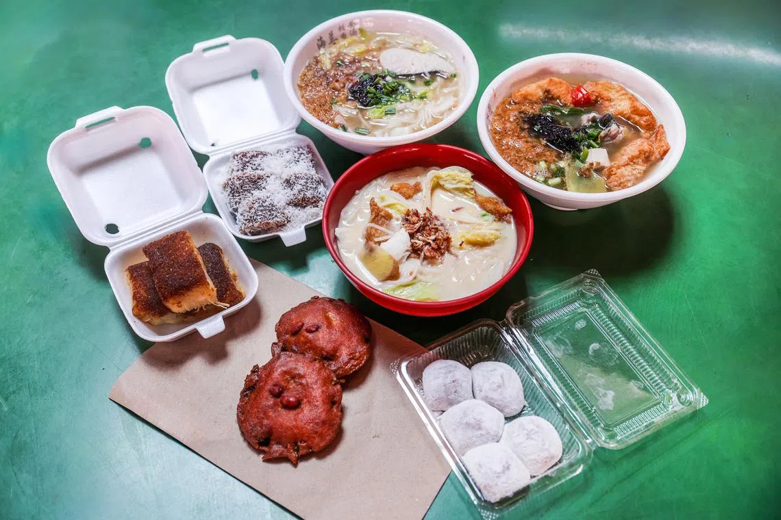 麦士威熟食中心的中国街兴兴番薯蛋木薯糕、海兰板面鱼汤和洪家福州蚝饼，是三位来自台湾受访者喜爱的本地美食。（白艳琳摄）