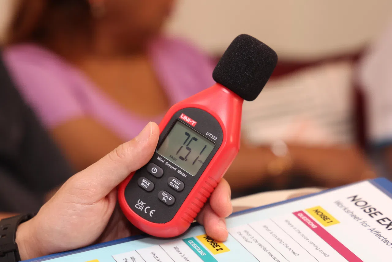 公众可在受影响的房间内记录每一种噪音的分贝，并识别和定位各种噪声的来源。（唐家鸿摄）