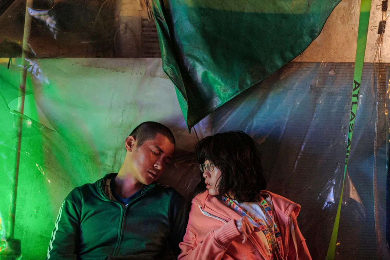 廖子妤（右）与陈家乐在争议性港片《像我这样的爱情》中精彩对戏。（新加坡电影协会提供）