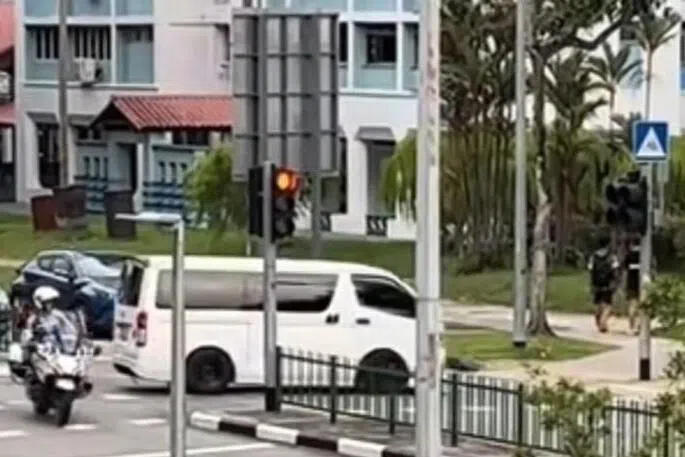 货车司机沿途不仅多次违规U转和闯红灯、在停着巴士和车辆的交通路口逆向行驶，甚至还险些撞及行人。（取自SGRV脸书）