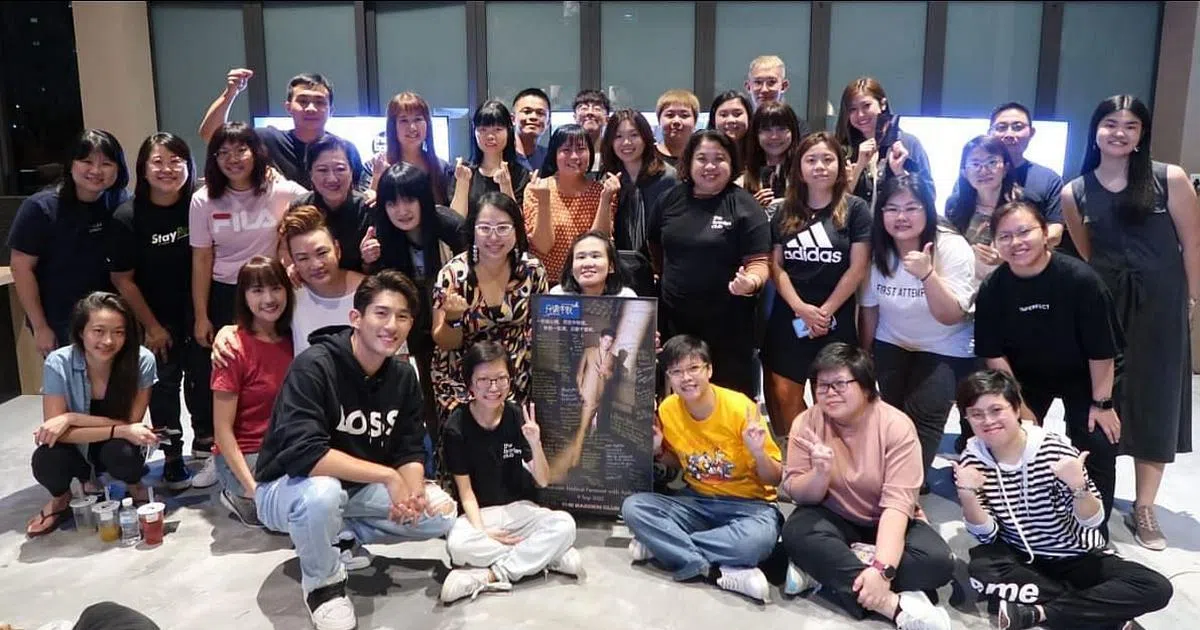 孙政（前排左一）9日与新马粉丝提前庆祝中秋佳节。（互联网）