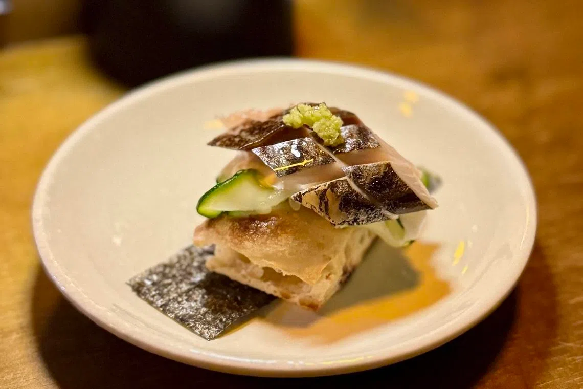 在寿司基础上，把米饭换成面包，搭配各种鱼类。Jellyfish Sushi鱼肉面包组合，让厨师发挥想象力。（餐馆提供）