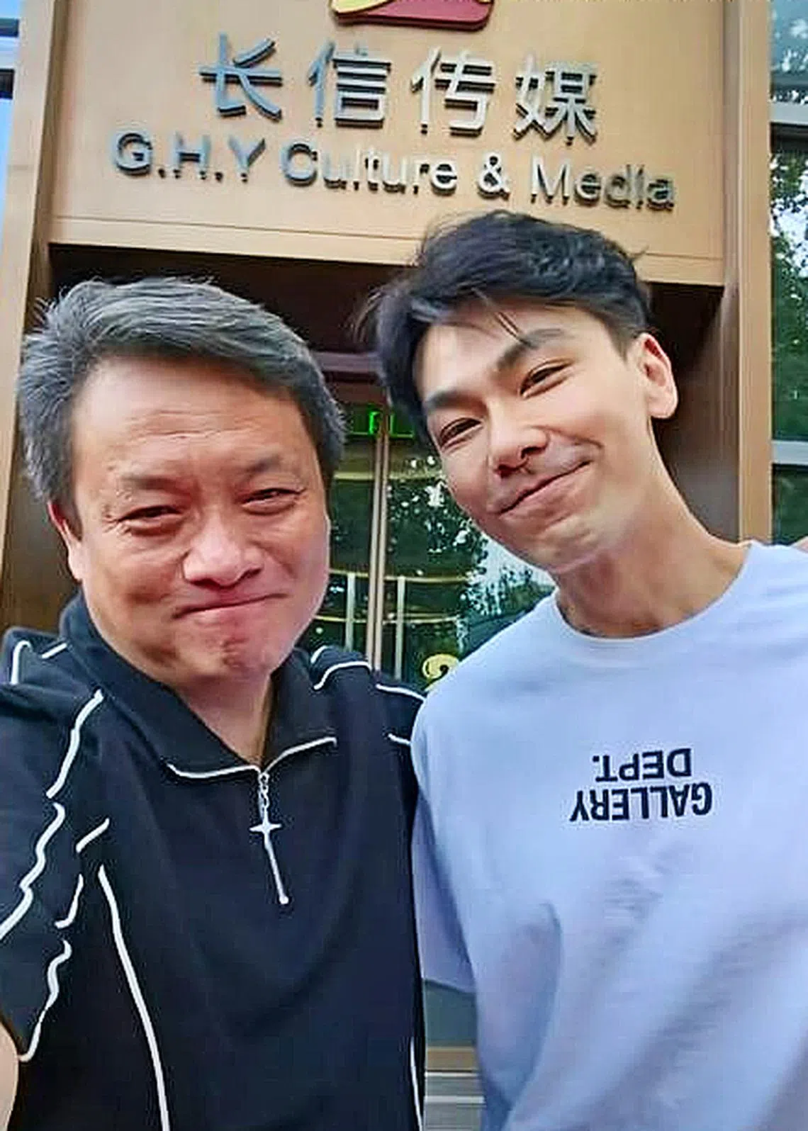 戴向宇（右）卷入嫖娼风波疑云后跟郭靖宇见面，还拍了一段短视频上传抖音。（抖音截图）