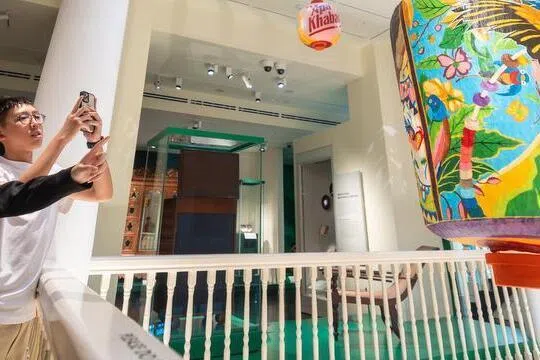 陈嘉暄（左）和陈智旭走访土生文化馆，这里 在1982年之前，曾是道南学校的校舍。