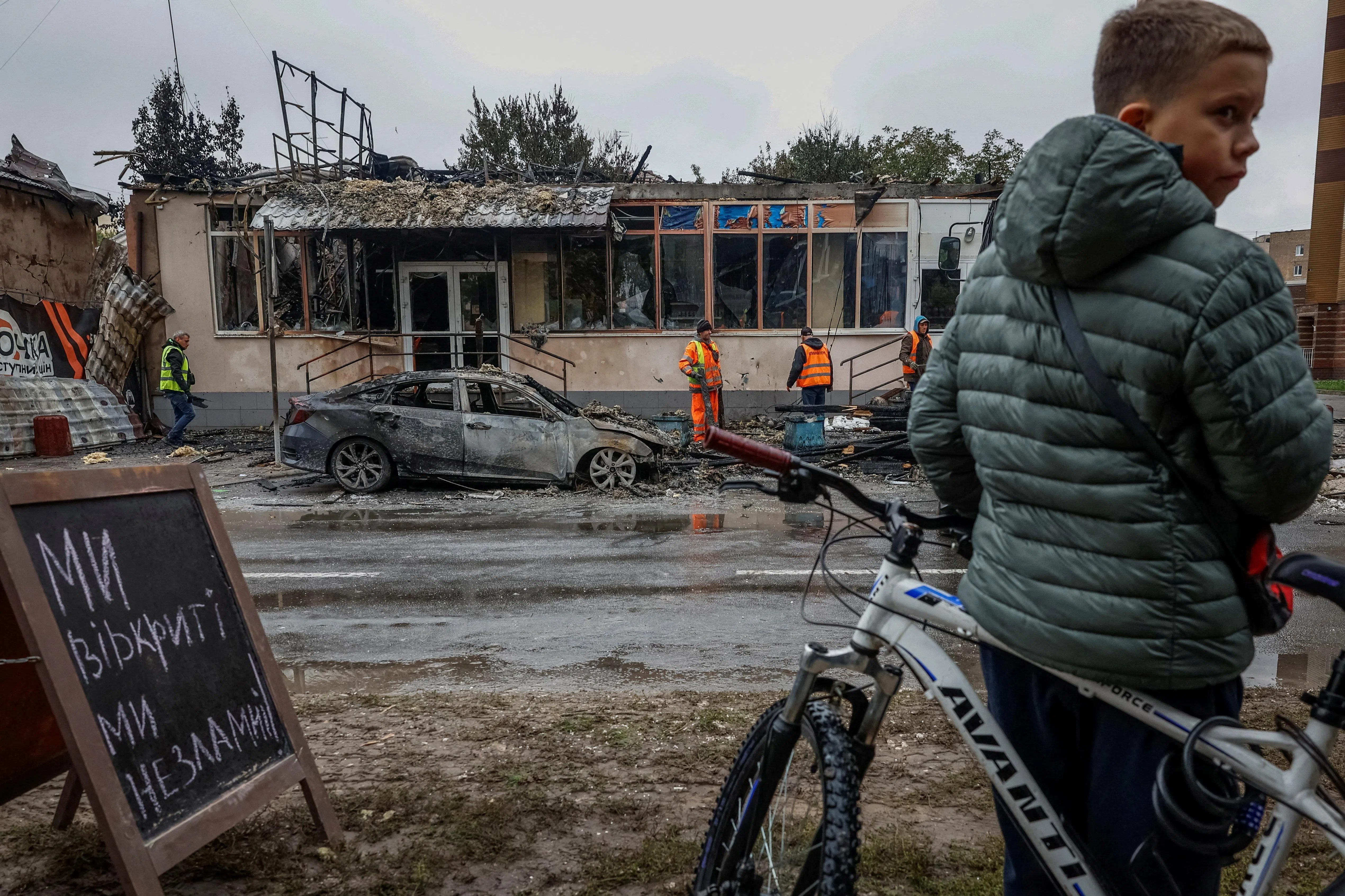 10月10日，俄罗斯无人机和导弹袭击基辅郊外的布罗瓦里镇（Brovary），导致建筑物受损。（路透社）
