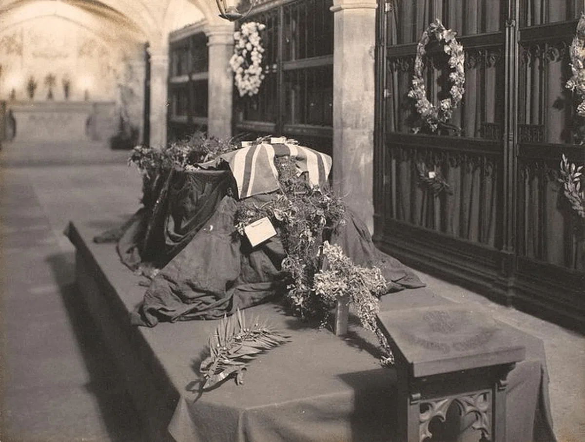 国王爱德华七世下葬时的皇家墓穴内部（取自推特）