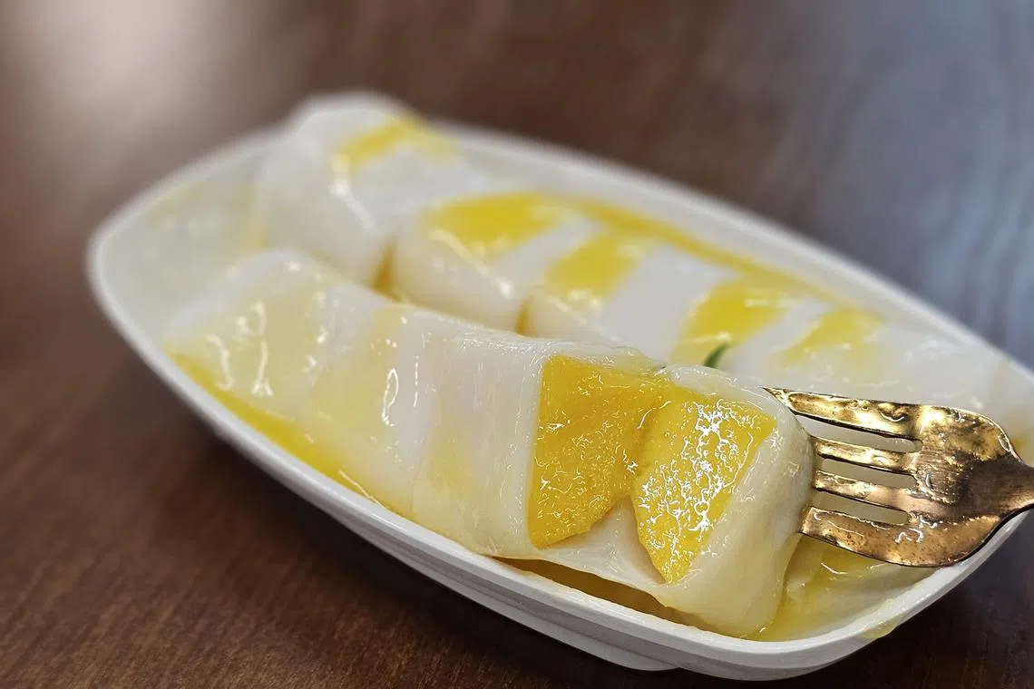 芒果肠粉，外型像熟悉的肠粉，馅料是芒果，白色外层由果冻制成。（黄亿敏摄）