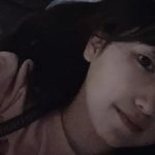 朴妍雅放出半张脸大头照，看得出外貌清秀。（互联网）