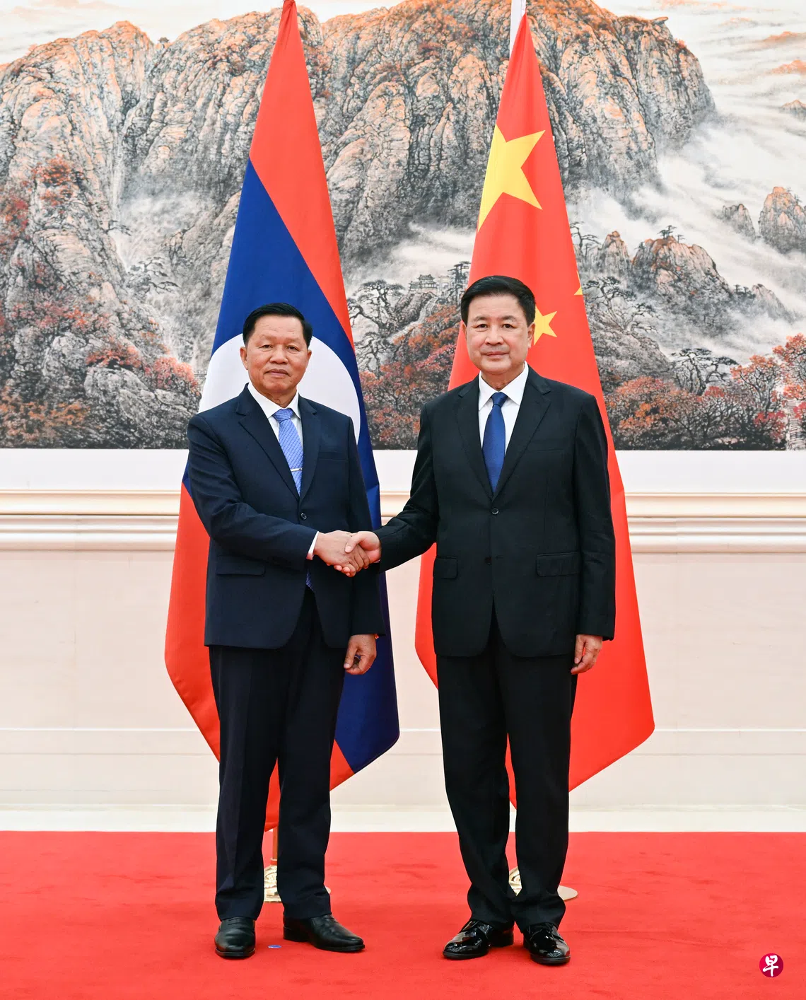 中国公安部部长王小洪（右）星期一（9月6日）在北京会见老挝公安部部长万通（Vanthong Kongmany）。 （新华社）