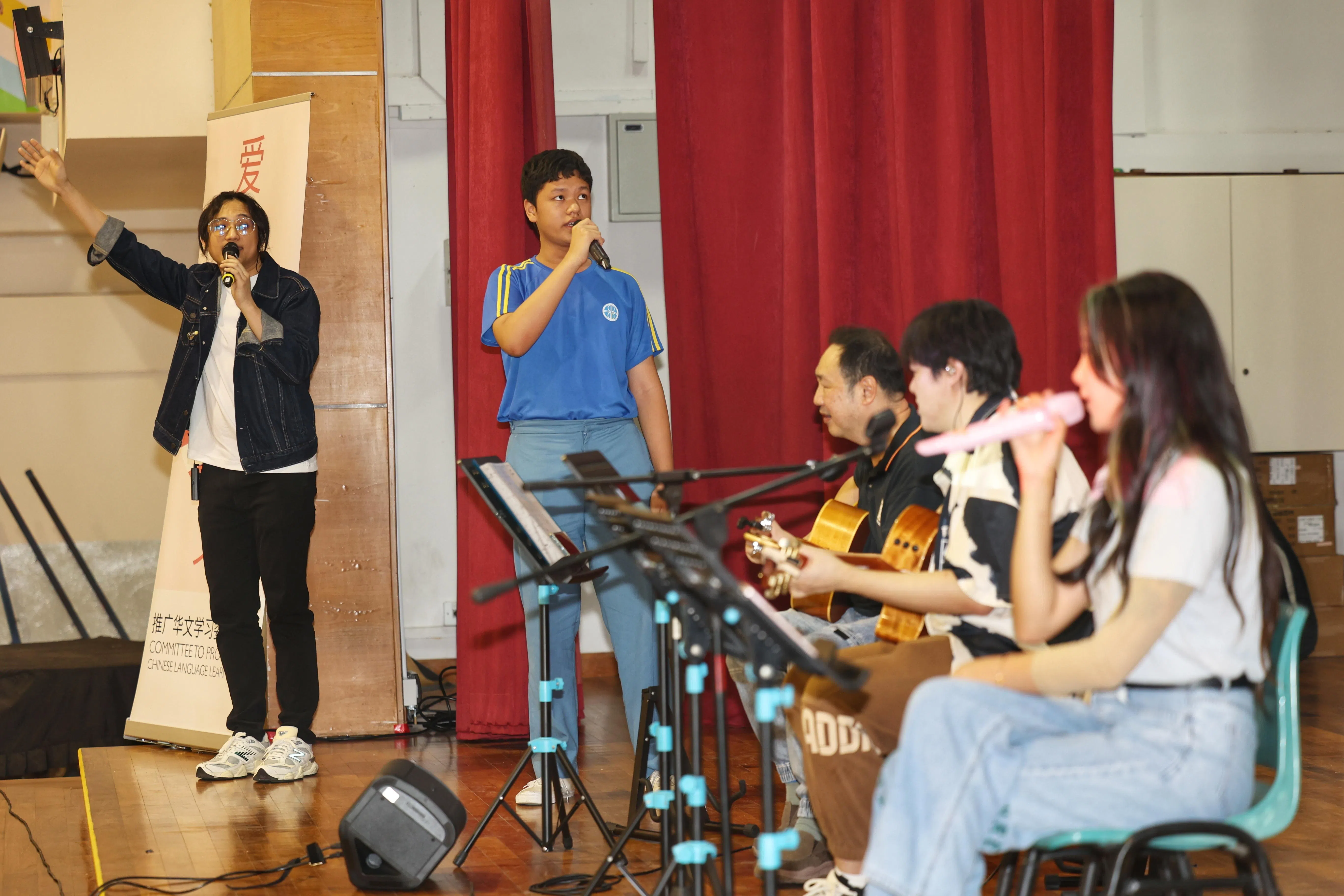 德义中学学生积极参与音乐会，甚至不畏惧地上台与表演者合唱。（郑一鸣摄）