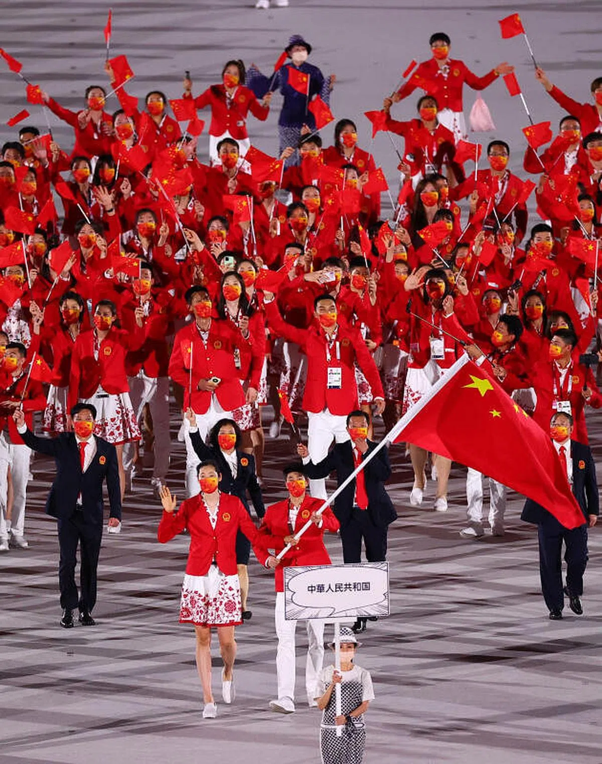 中国奥运代表团在女排球员朱婷（左）和跆拳道运动员赵帅（右）的带领下进场。（路透社） 