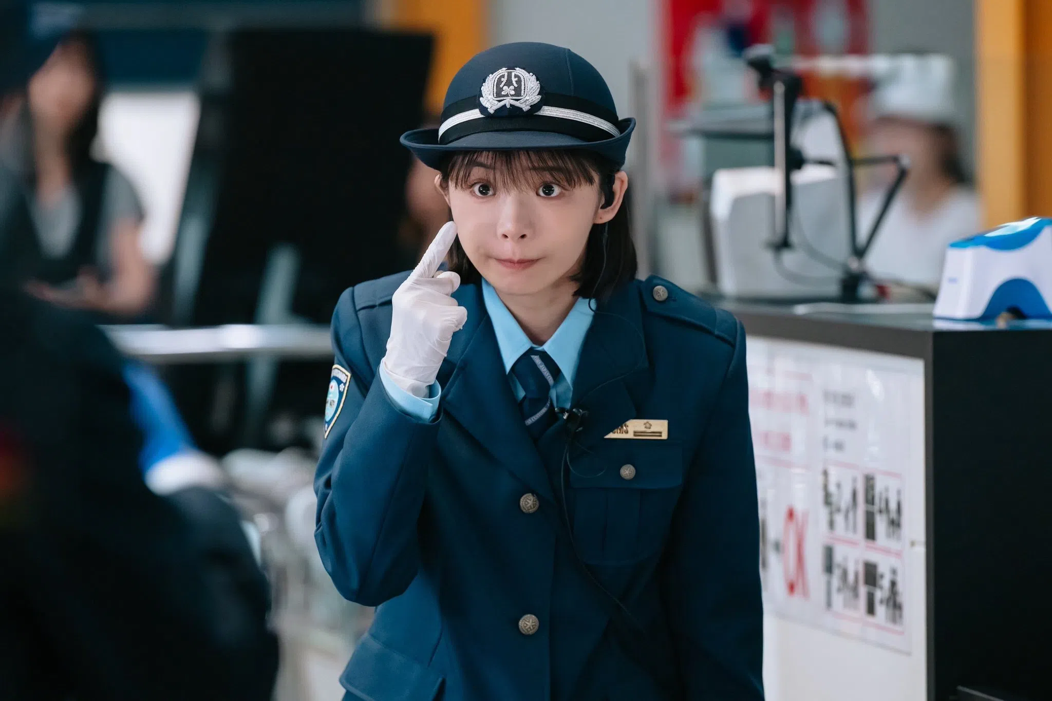 趣里饰演有着敏锐观察力的海关新人。（互联网）