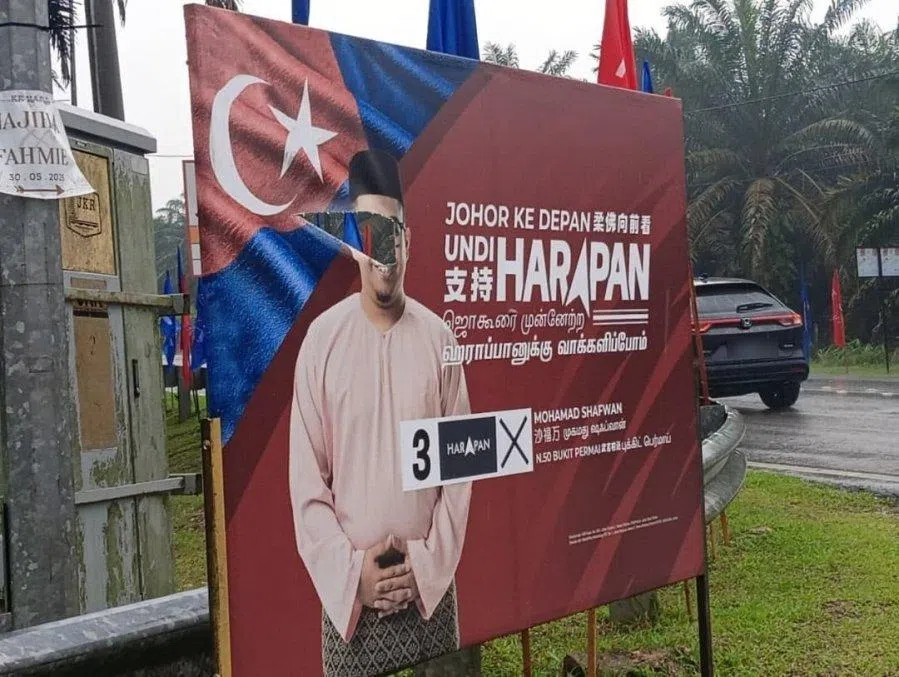 希盟武吉柏迈州席候选人沙福万，位于泰益安达依那斯垦殖区入口处的海报遭到破坏，肖像脸部遭撕毁。（取自沙福万脸书）