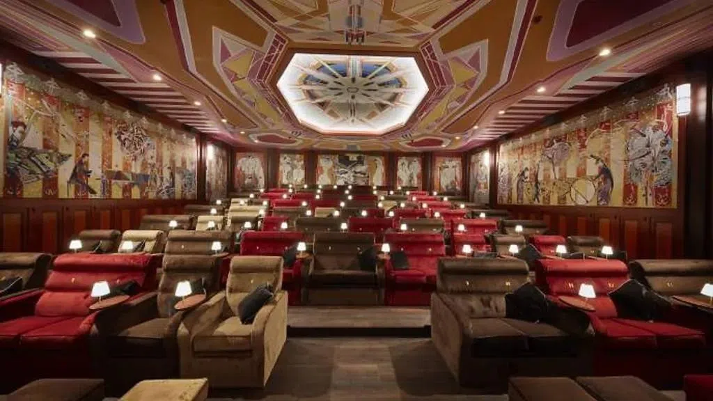 充满历史宫廷壁画的Pathé Koninklijk Theater Tuschinski，拿下全球最美影院亚军。（取自Pathé Koninklijk Theater Tuschinski网站）
