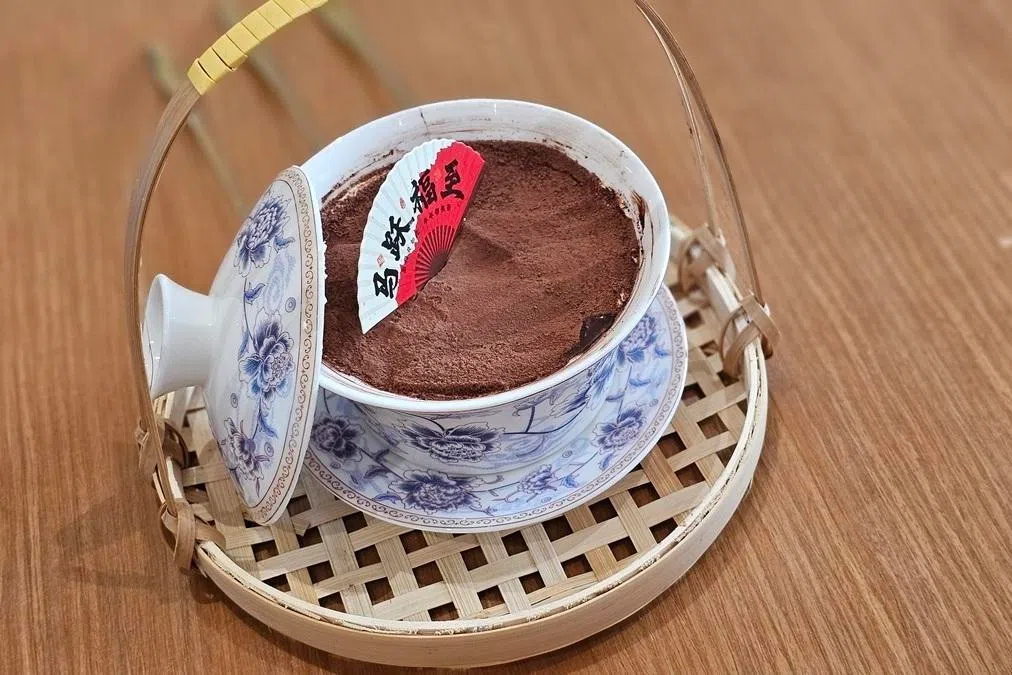 用中式器皿盛放的提拉米苏，视觉效果与众不同。（黄亿敏摄）