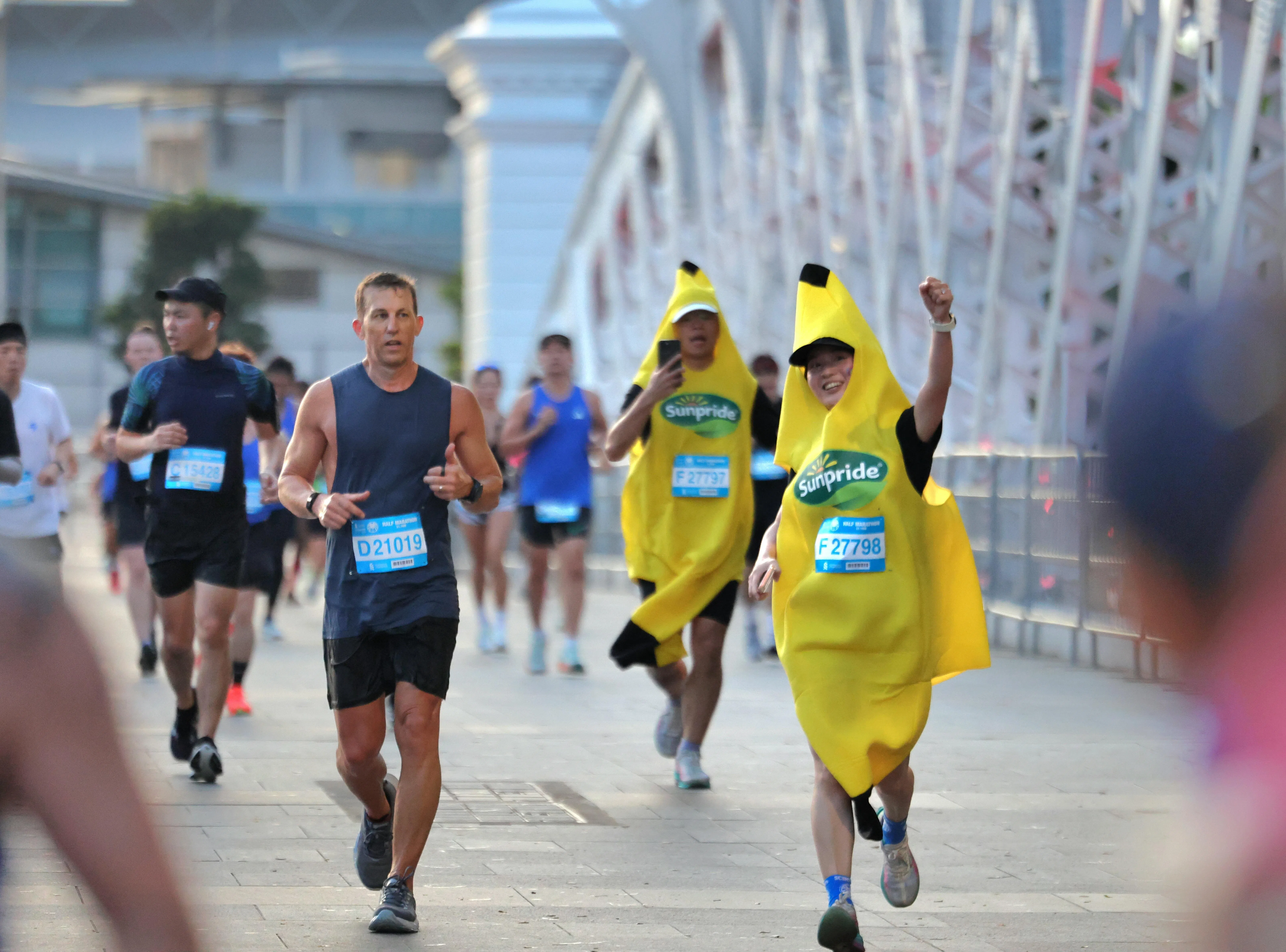 两名参赛者身穿香蕉服饰，在一众参赛者中相当吸睛。（梁麒麟摄）