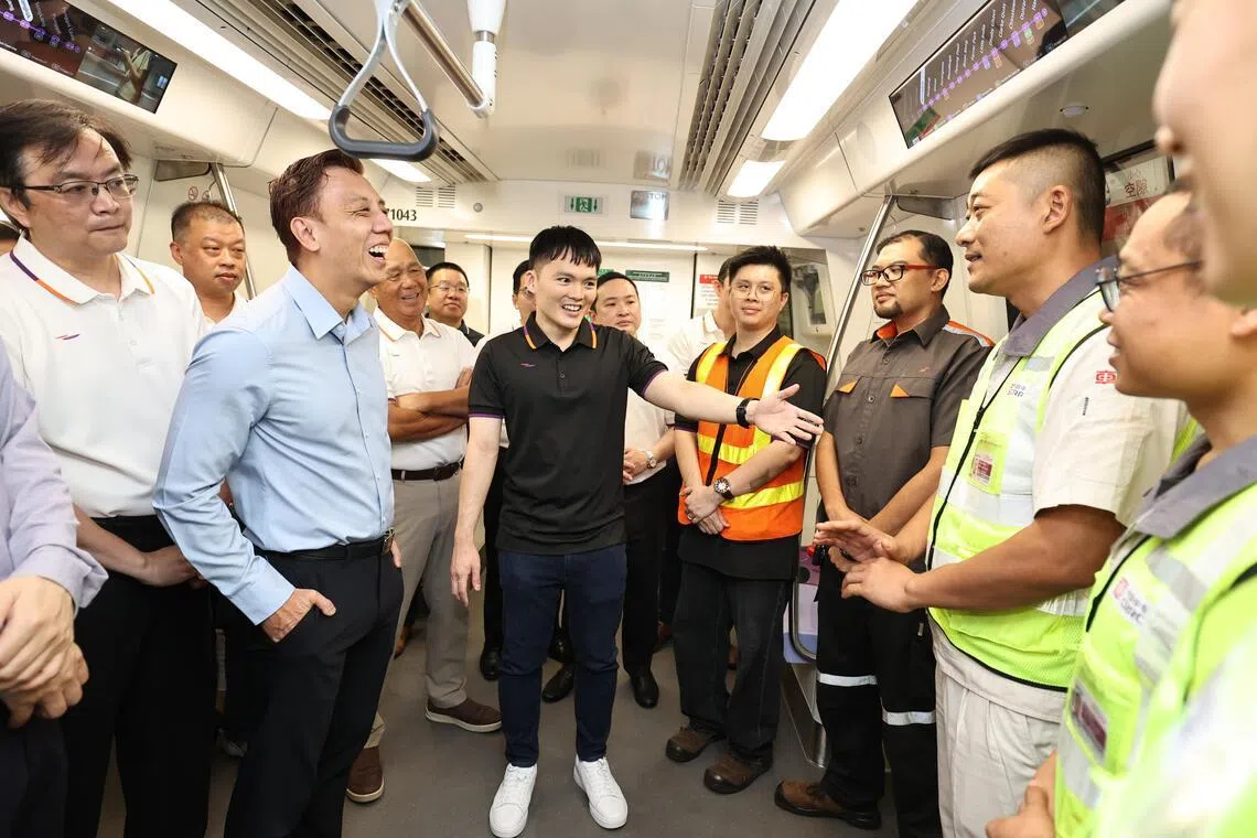 交通部代部长兼财政部高级政务部长萧振祥（左二）星期三（4月29日）走访盛港车厂，了解东北线列车的翻新工作。（周国威摄）