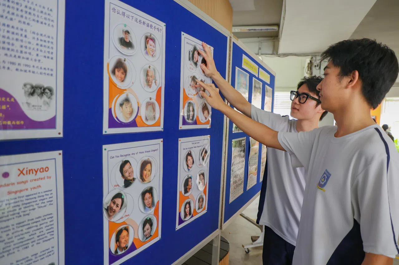 务立中学特别举办新谣特展帮助学生了解新谣发展的历史。图为学生观赏新谣特展。（陈心媛摄）