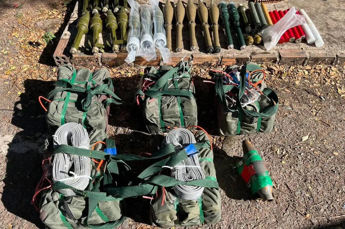 泰国军方星期天（12月21日）称，在捣毁的一个柬埔寨军事阵地中搜获大批武器弹药。（取自泰国陆军军事力量脸书）