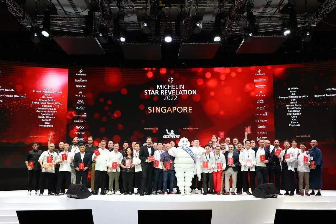 2022年《新加坡米其林指南》于滨海湾金沙会议展览中心举行，有海外星厨助阵，摘星餐馆代表全体大合照。（档案照）
