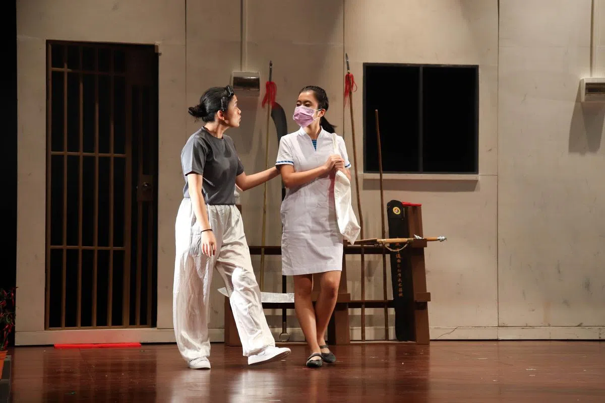 率先登场的小品《邻里·邻居》讲述疫情笼罩下发生在社区里的温馨故事。