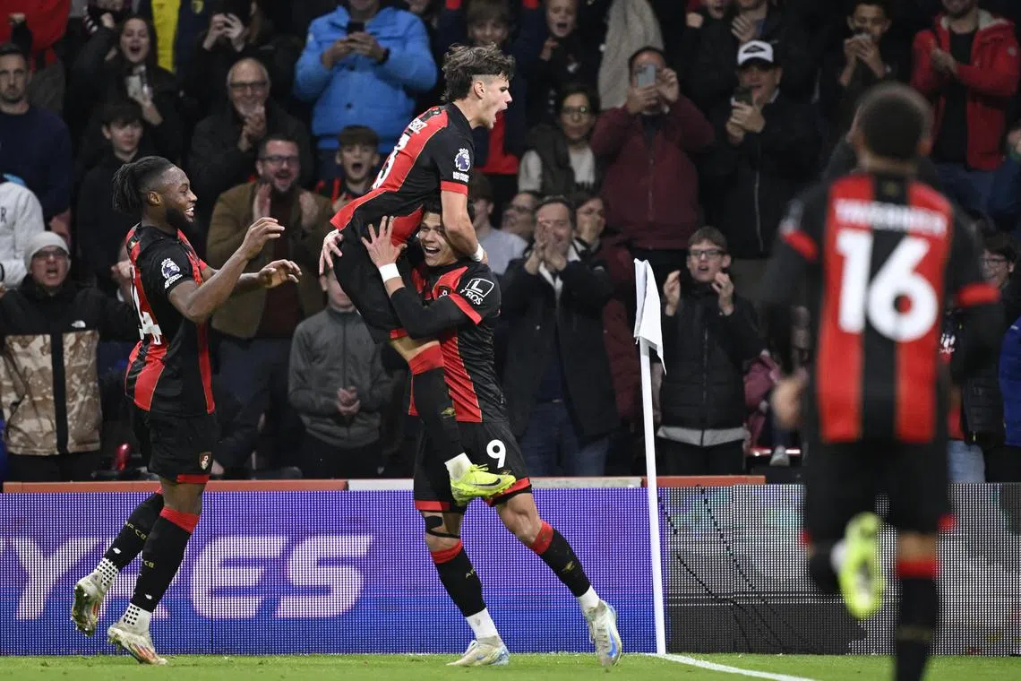 埃瓦尼尔森（9号）为伯恩茅斯扩大比分，助攻的科克兹跳到他身上兴奋庆祝。（路透社）