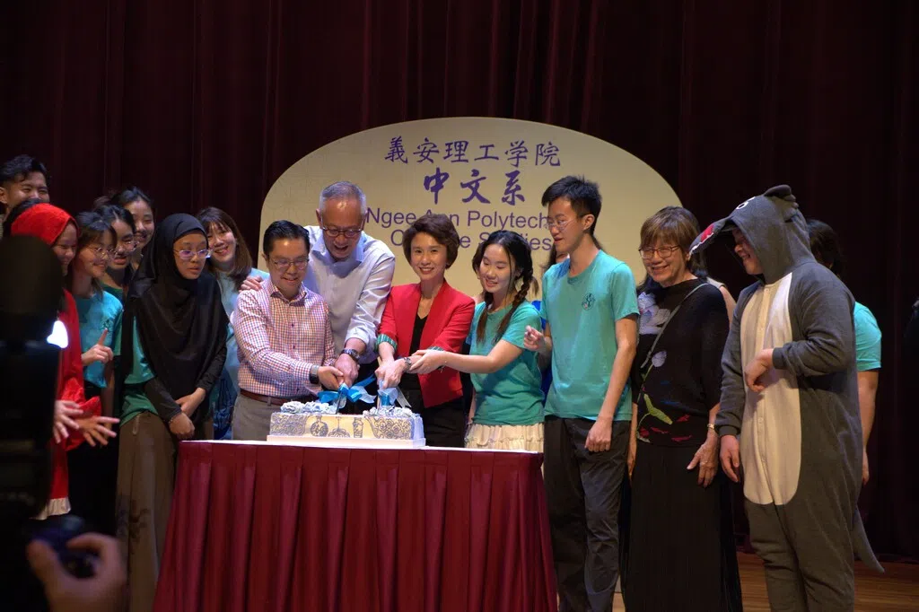 【校果】师生校友齐聚一堂  义安理工学院中文系庆创系20周年  