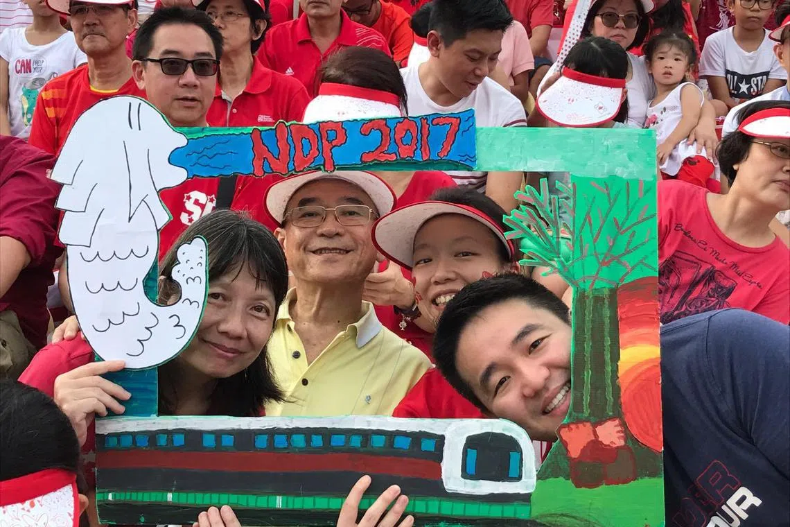 也是宏茂桥集选区议员的教育部兼数码发展及新闻部政务部长刘洁敏（右二），上一次是在2017年以“普通观众”的身份，与父母和丈夫一起出席国庆庆典。（受访者提供）