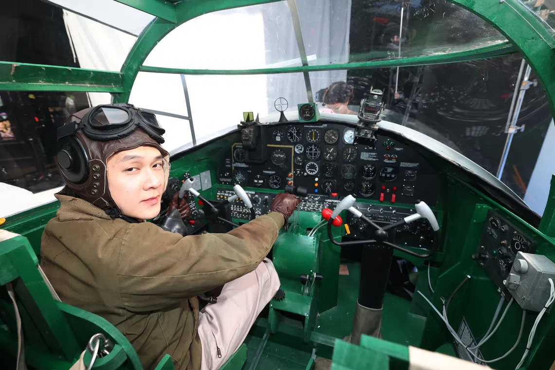 摄制团队在摄影棚内复制B25战机座舱，还上网买古董零件，务必真实打造座舱原貌。（唐家鸿摄）