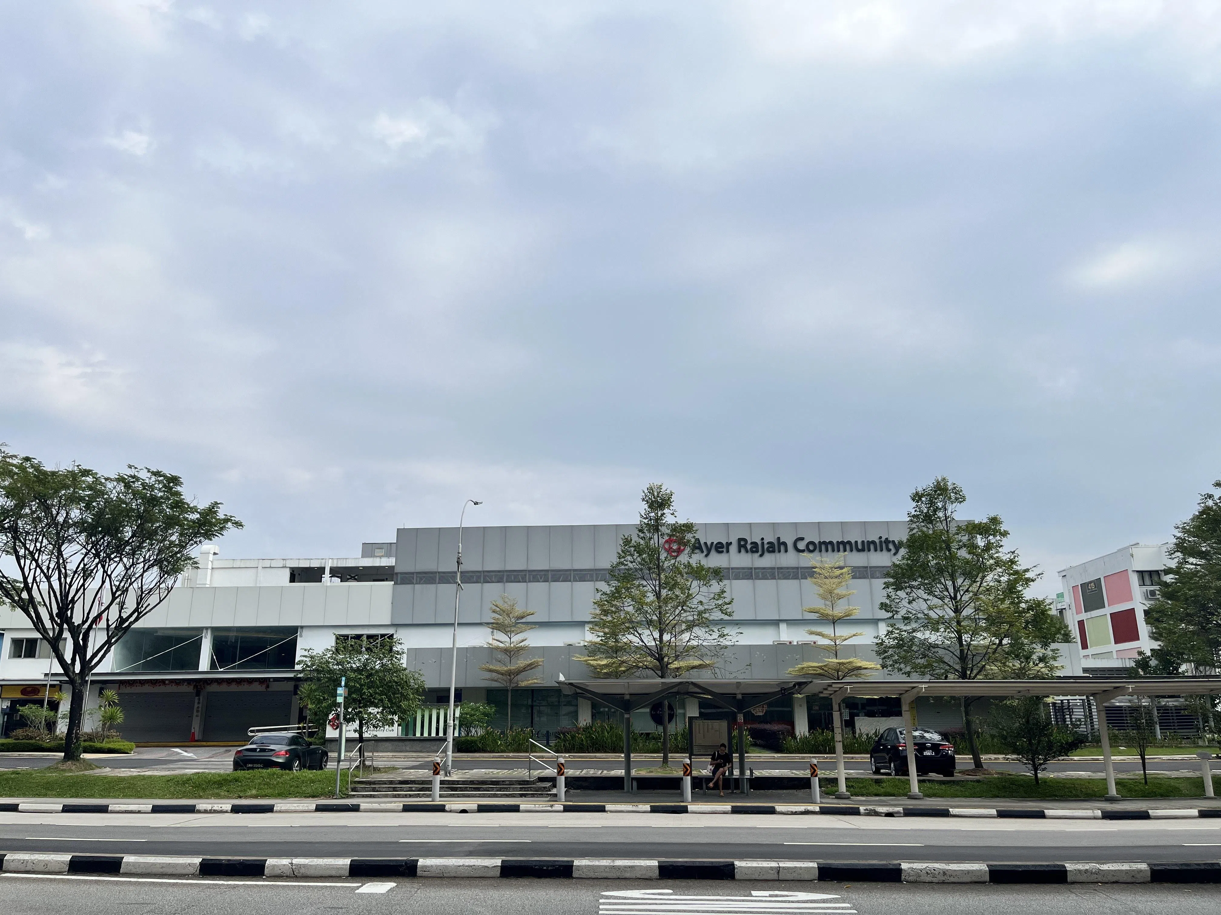 从德曼花园迁至班丹花园的亚逸拉惹民众俱乐部，颇具日本当代建筑风格。（陈映蓁摄）