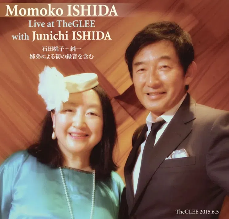 石田桃子（左）曾与弟弟石田纯一一起发专辑。（互联网）