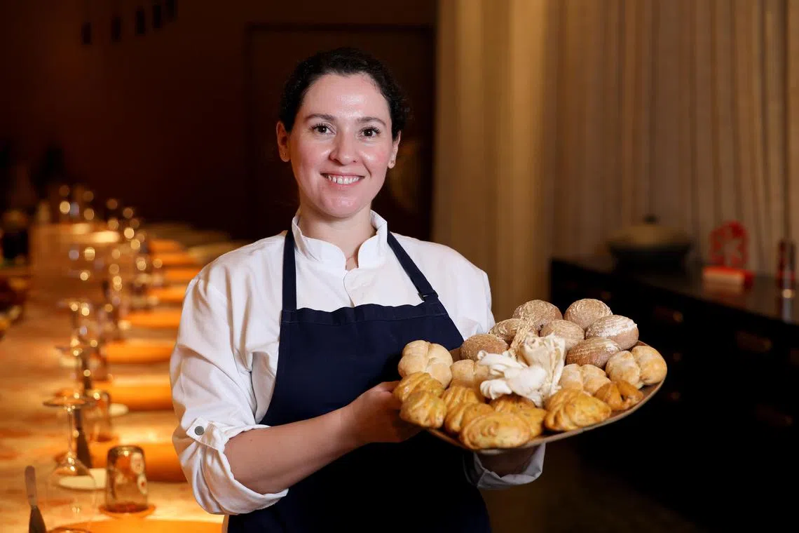 餐馆Araya厨师费尔南达烘焙的三款手工面包很受欢迎。（龙国雄摄）