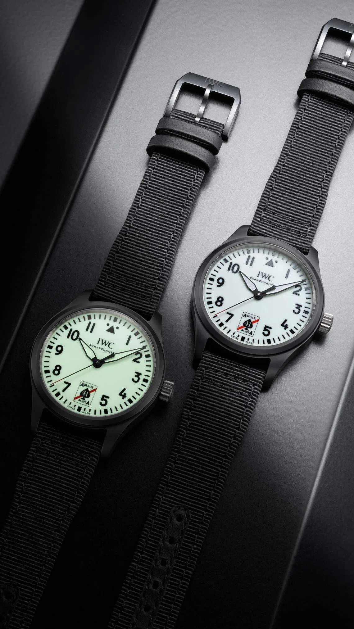 在暗室测试中，飞行员“黑桃A”特别版腕表的白色表盘，能持续发出明亮绿光超过23小时。（品牌提供）