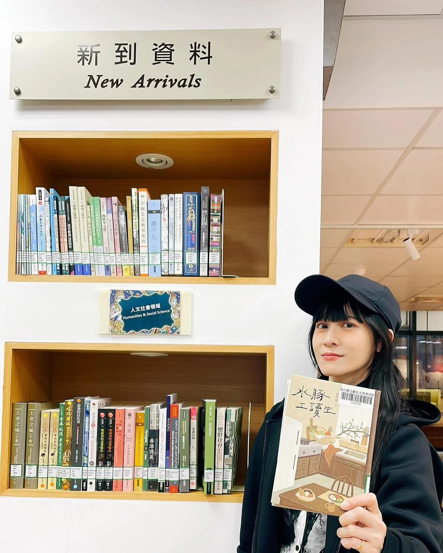 《水豚工读生》记录演员连俞涵如水豚般慵懒自在，时而藏身角色，时而书写、捏陶、烹煮，不同身份的转换如同工读生。（取自连俞涵脸书）