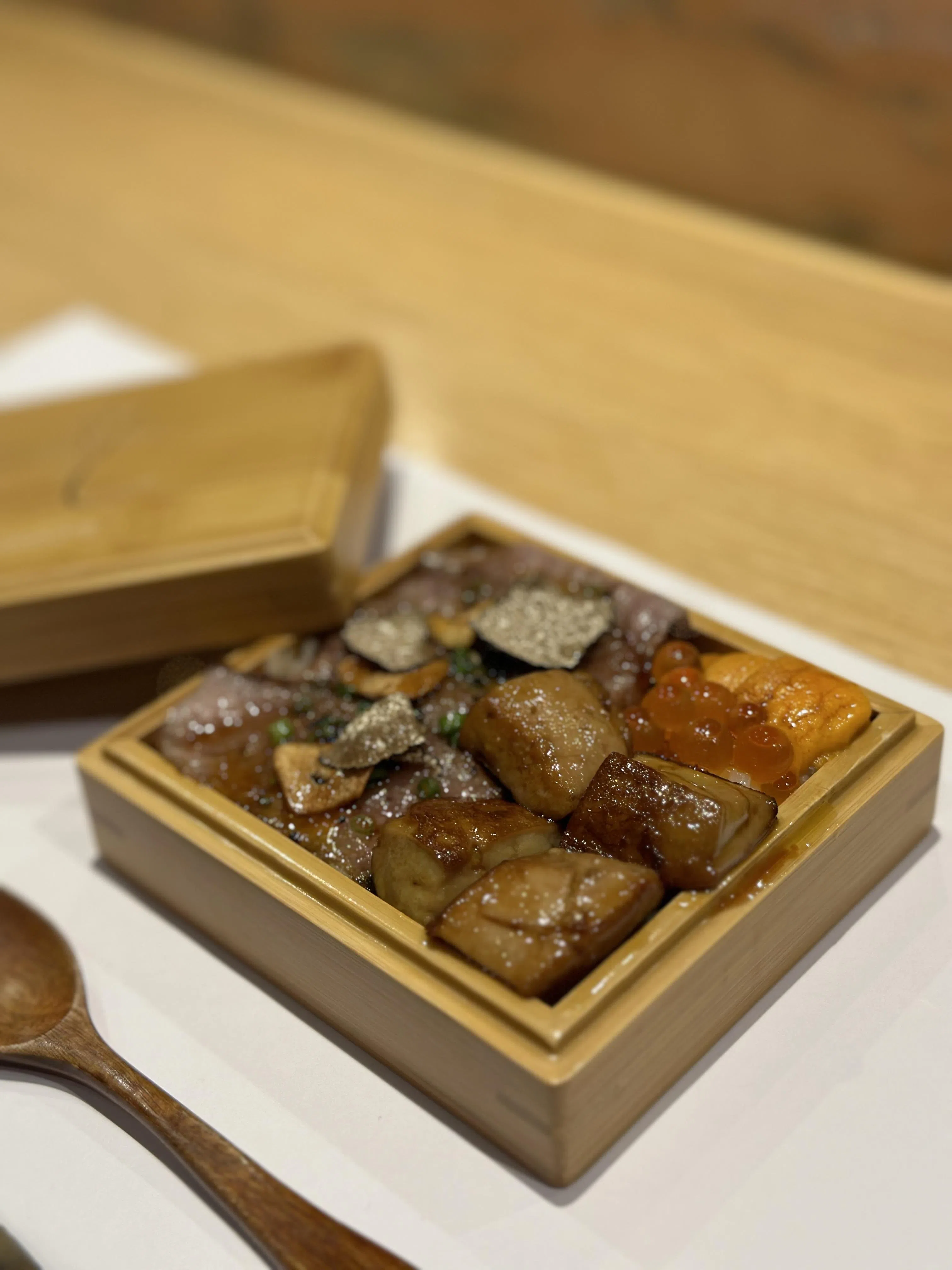 Hiryu招牌和牛豪华丼饭，奢华而富有层次。（叶晓虹摄）