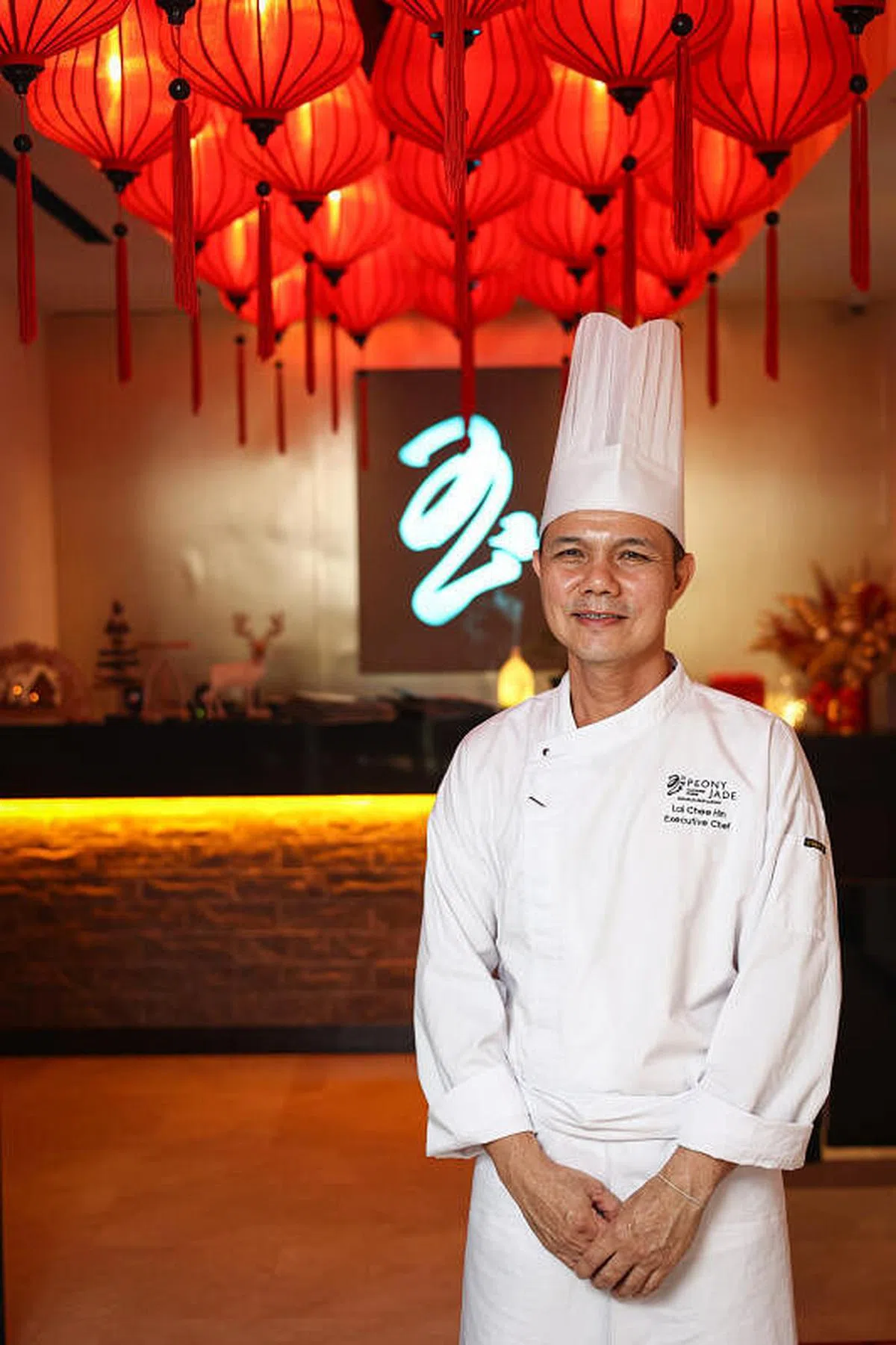 中餐馆玉河畔主厨赖志兴师傅入行22年，在新马一带累积多年厨艺经验。（李健玮摄）