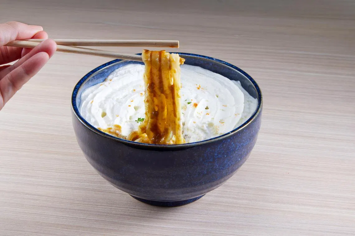 日式白色咖喱乌冬面，以咖喱乌冬面搭配鲜奶油。（餐馆提供）