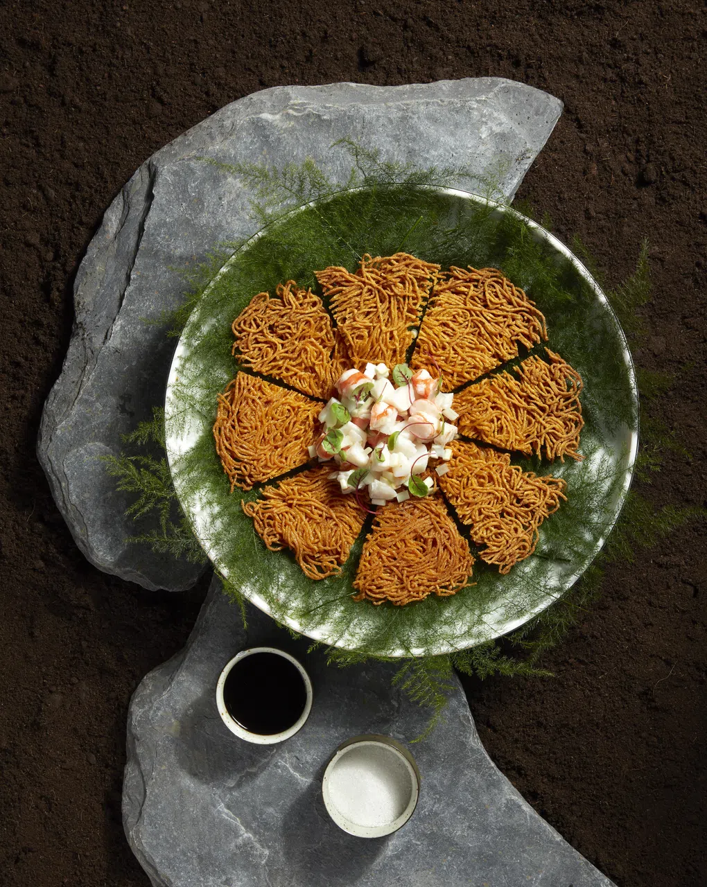 潮式干煎海鲜糖醋面口感松脆，享用时可佐以黑醋和白糖两款蘸料，体验酸甜交织的口味。（餐馆提供）