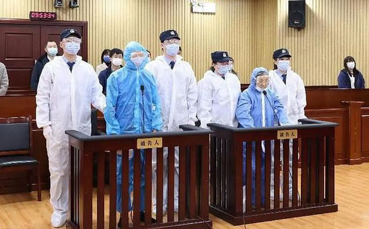 张明杰（右）和同居男友王绍玉都被判坐牢。（互联网）