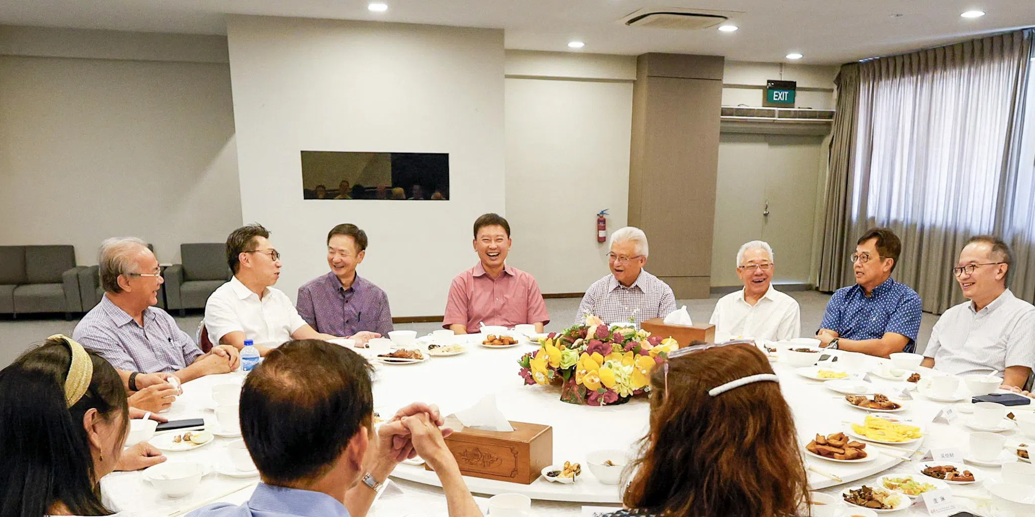 国家发展部长徐芳达（左四）今年5月出任华社联络组主席后，与团队拜访各个社团和会馆。图为他今年6月与新加坡宗乡会馆联合总会共进午餐。（新加坡宗乡总会提供）