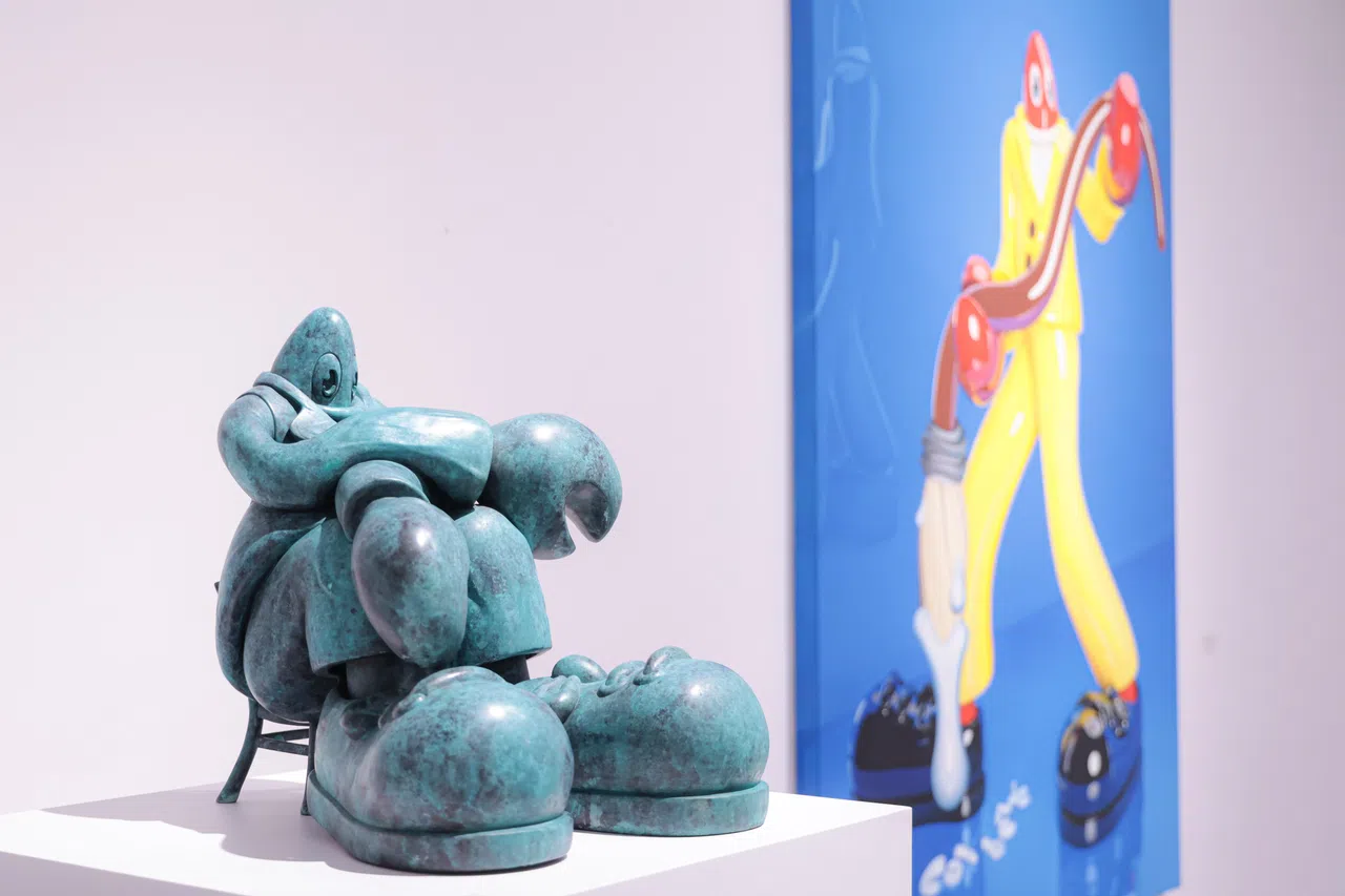 菲利普·考尔伯特创作的青铜雕塑与绘画。（李冠卫摄）