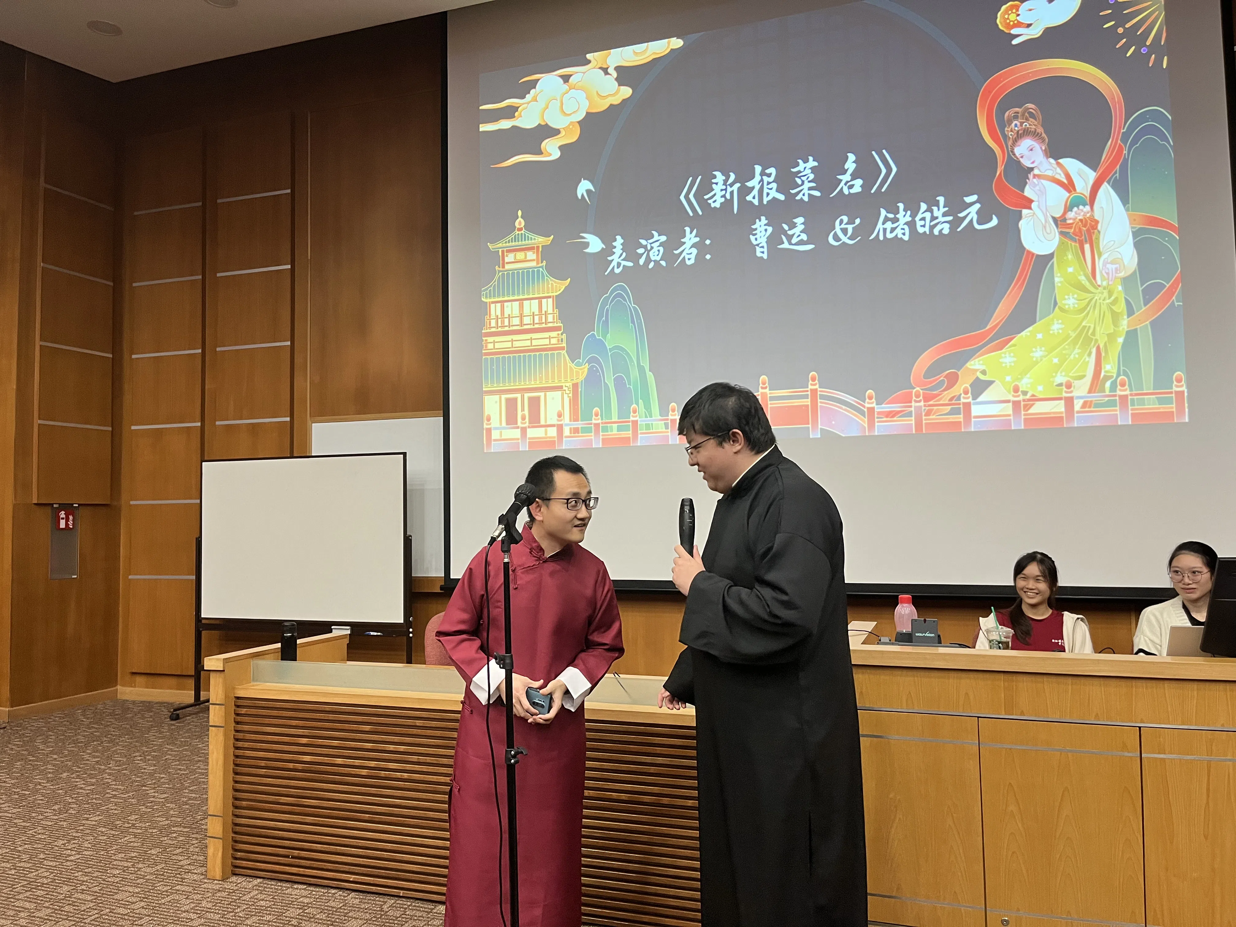 相声表演《新报菜名》中，两名相声演员互相打趣，不仅让现场欢乐气氛达到新高潮，也给大家展示了本地特色美食。（国大中文系提供）