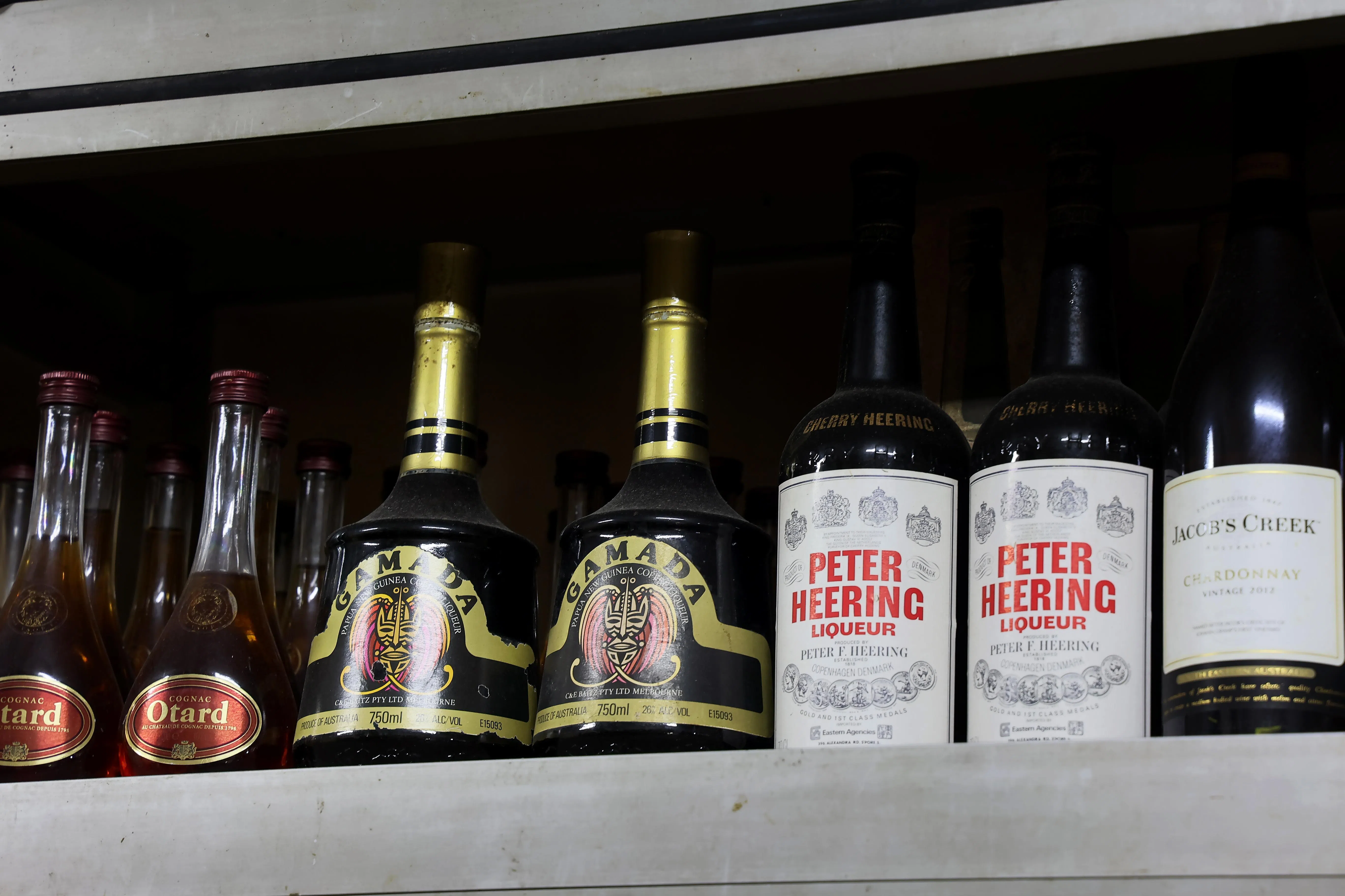 金泉春酒庄有好些洋酒现在很难找到，如Gamada咖啡酒（左三）和Peter Heering樱桃酒（右二）。（龙国雄摄）