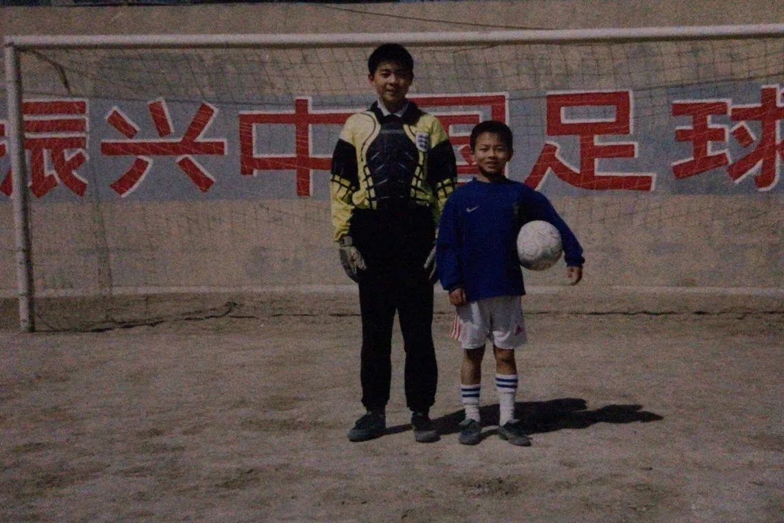 2001年，11岁的周通（右）赴北京加盟国安梯队，他小时候的梦想就是“振兴中国足球”。（受访者提供）