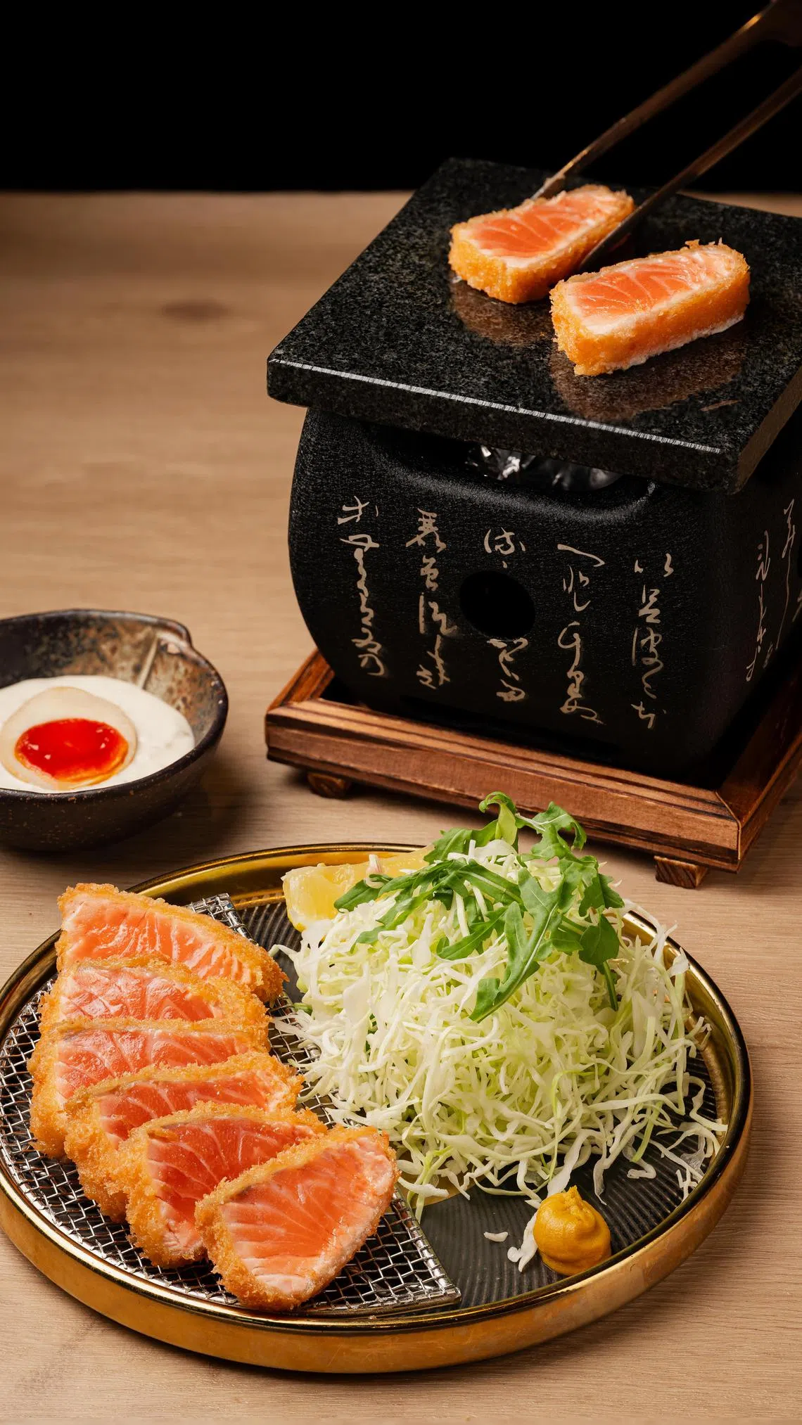 Tonkatsu ENbiton的人气石烧三文鱼排。（餐馆提供）