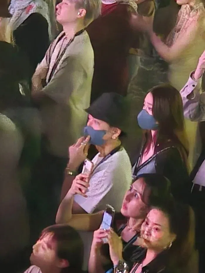 黄综合与女性友人因戴同一款口罩而掀起热议。（互联网）