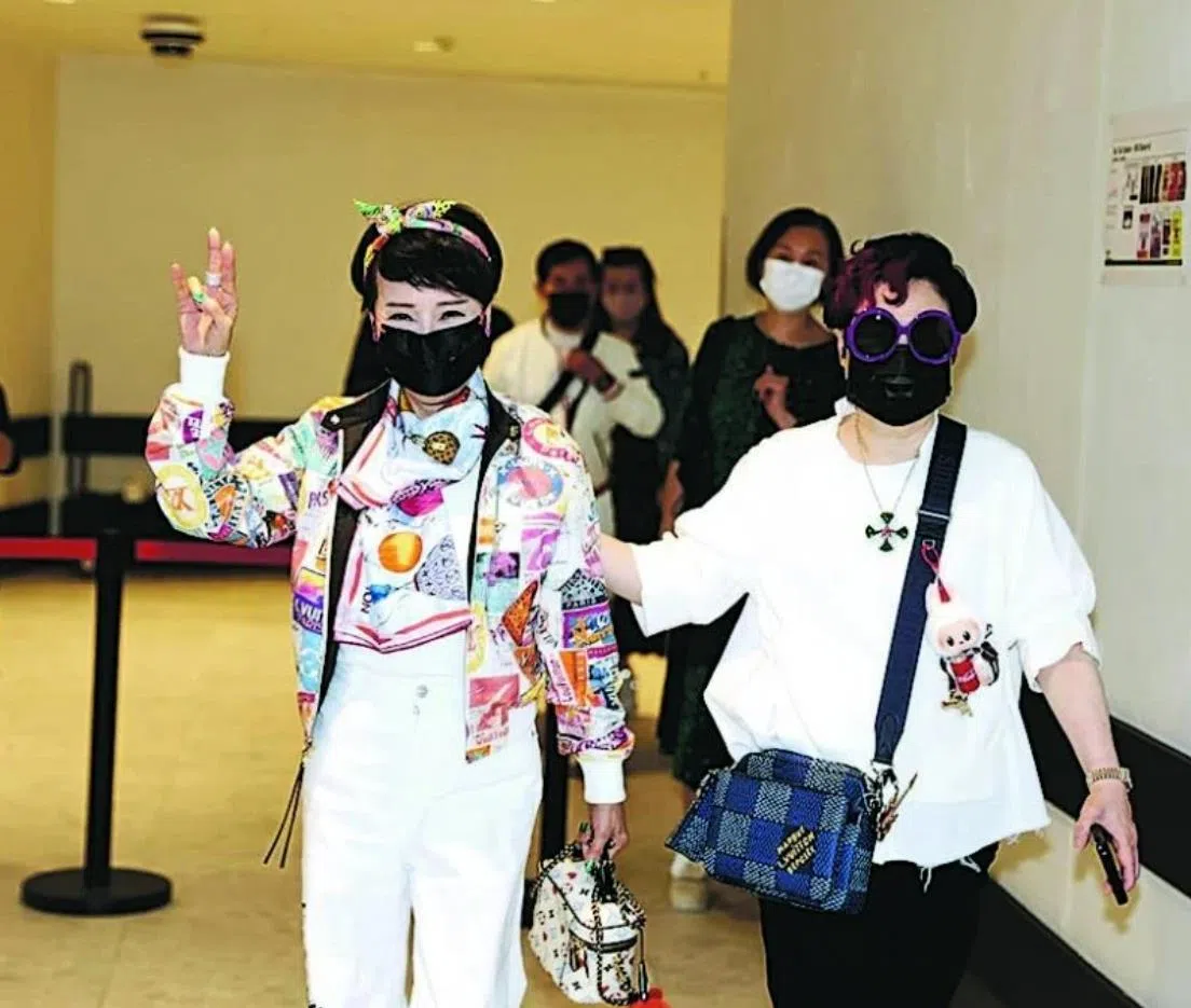 谢霆锋的妈妈狄波拉（左）与陈淑芬一起入场，73岁的她活力十足不坐包厢，在VIP摇滚区力挺儿子。（取自《明报》）